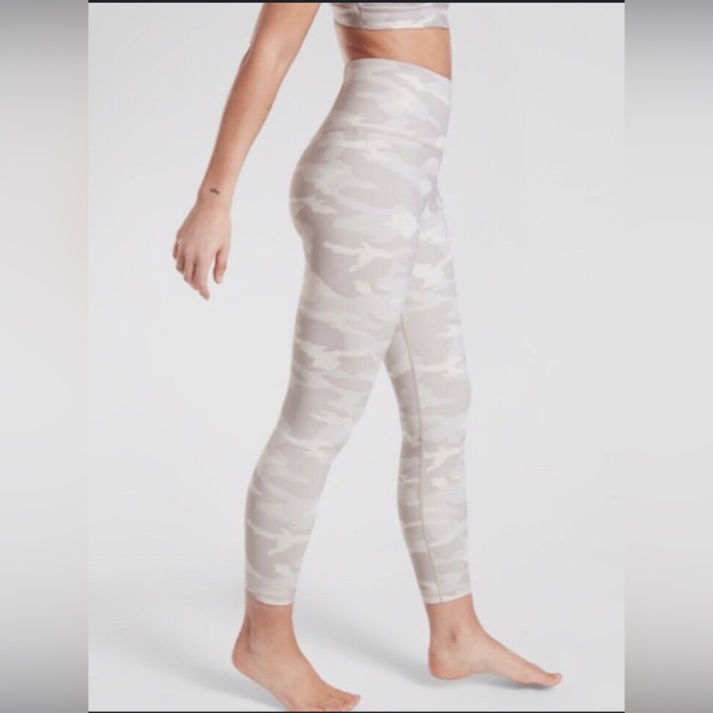 Athleta women’s elation camo 7/8 tight leggings size XXS